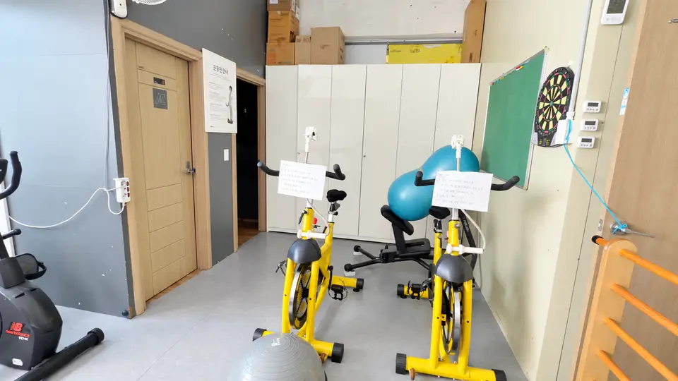 구제주 운동 공간 · 실내자전거와 운동볼