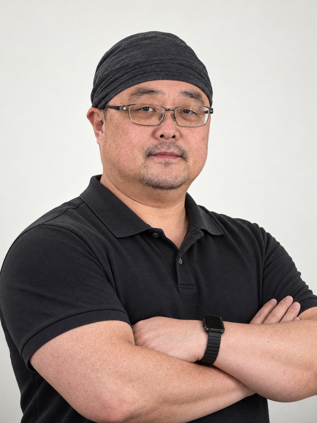 검정 폴로와 두건을 착용한 김진홍 관장의 팔짱 프로필