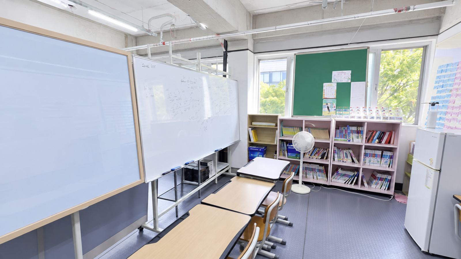 구제주 제주건강체육복지센터 영어 교실의 책상·보드와 교재