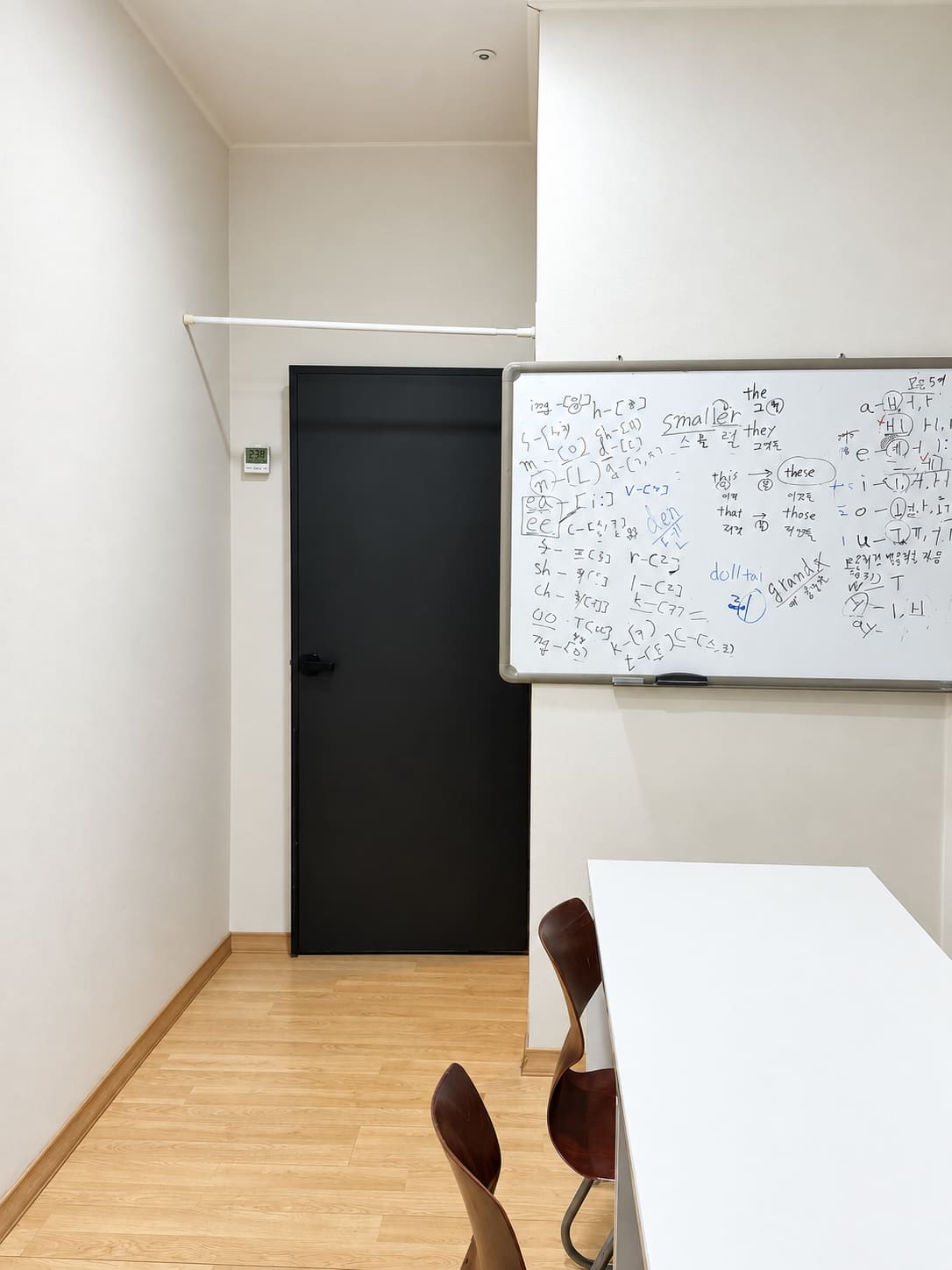 신제주·노형 영어수업 장소의 화이트보드와 책상